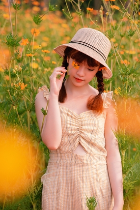 春日小清新戴草帽花海美女写真图片